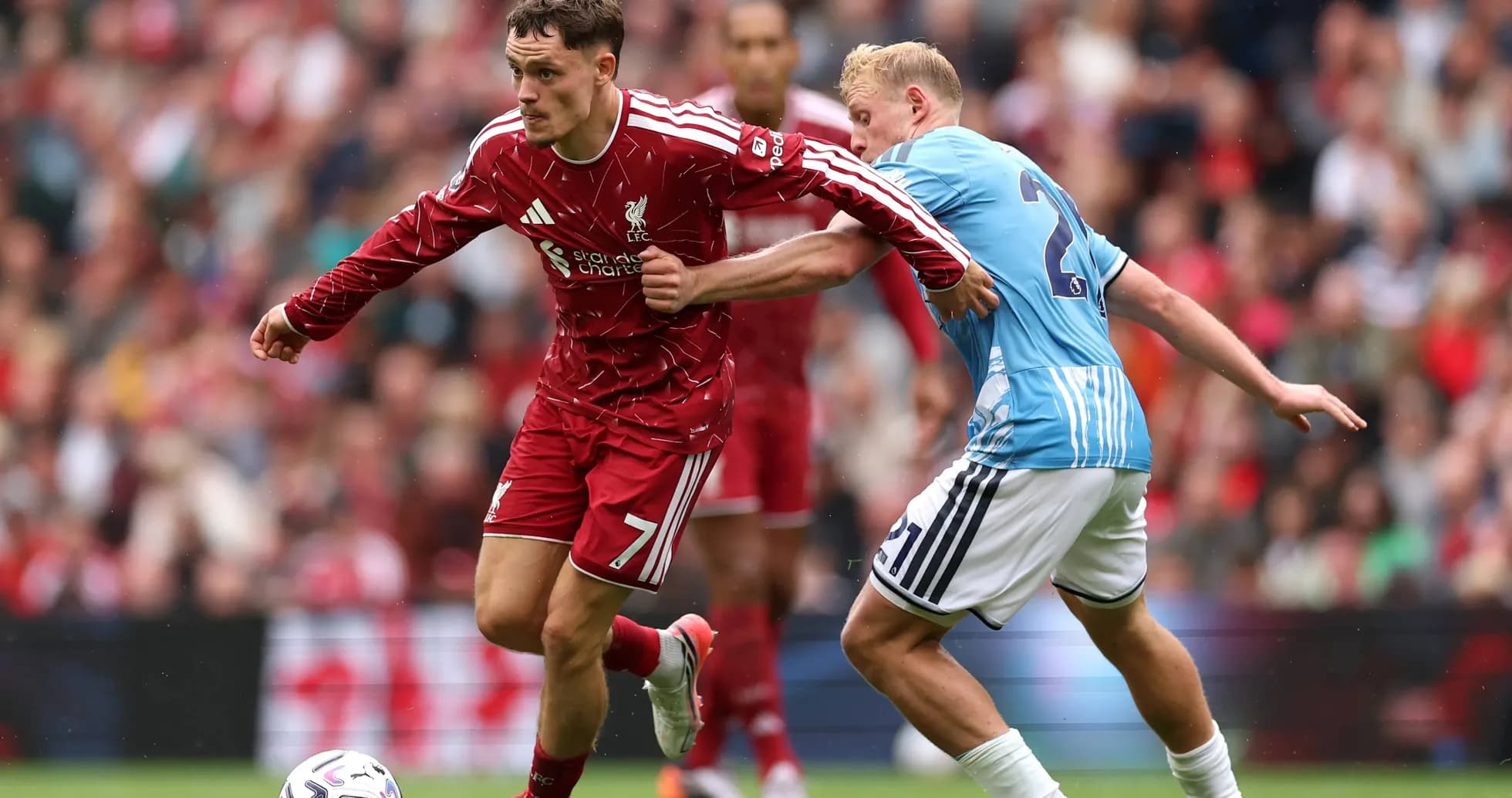 Jugador de Liverpool en acción durante el partido