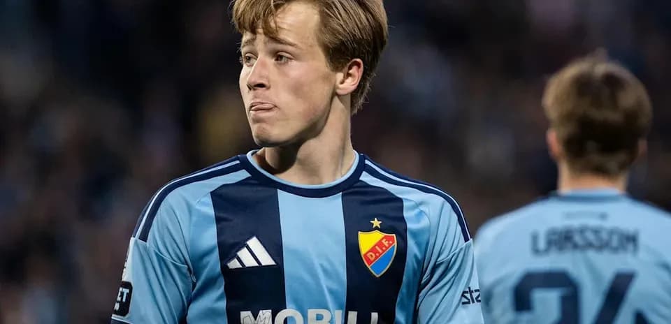 Jugador de fútbol con camiseta azul durante partido