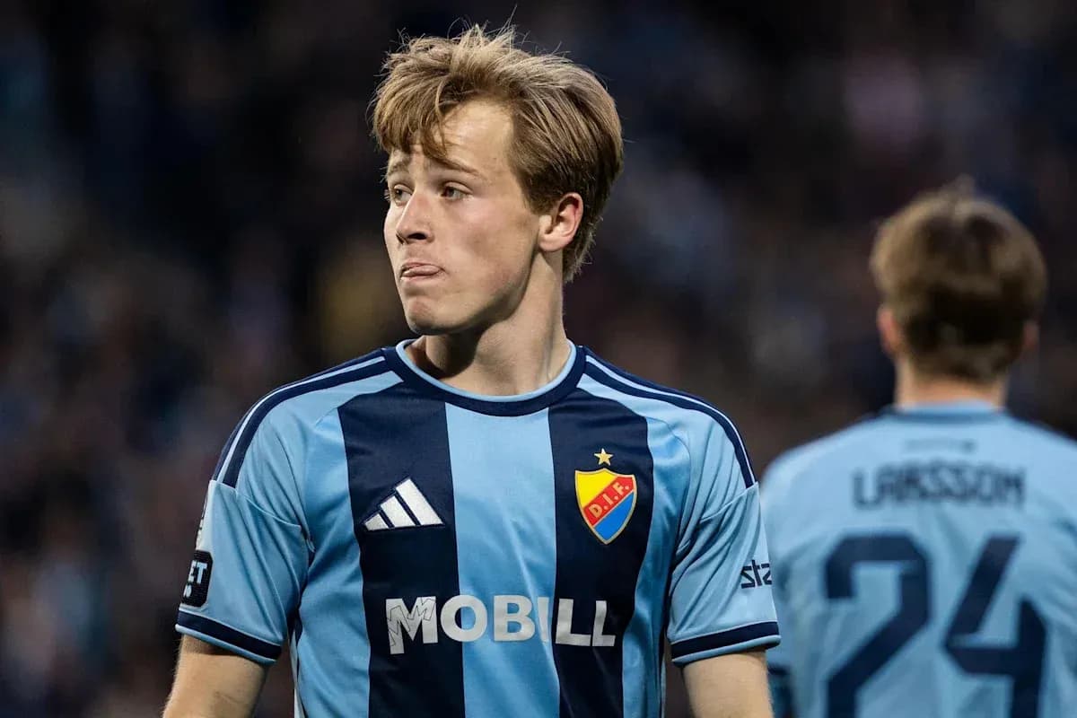 Jugador de fútbol con camiseta azul durante partido
