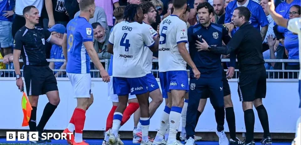 Jugadores discutiendo con árbitro en el partido