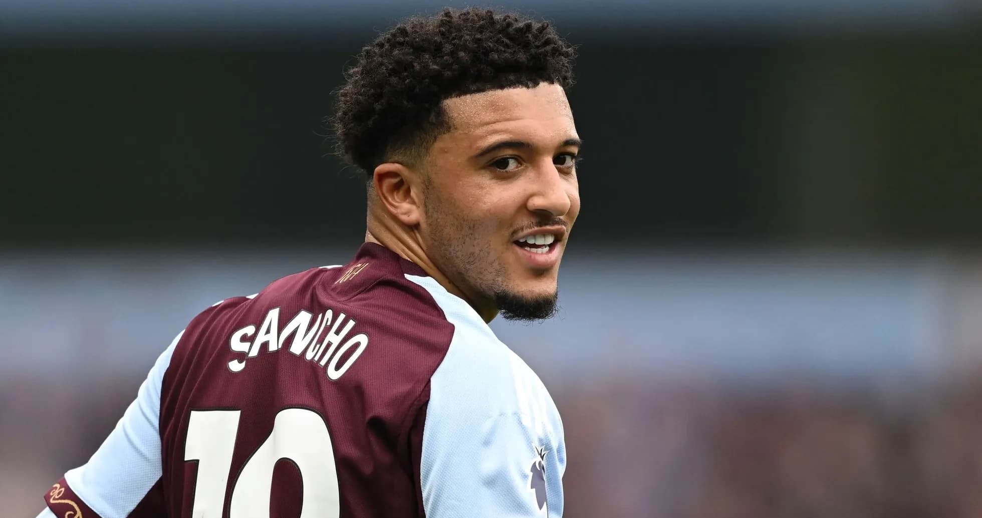 Jugador con camiseta de Aston Villa mirando hacia atrás