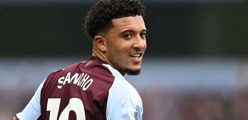 Jugador con camiseta de Aston Villa mirando hacia atrás