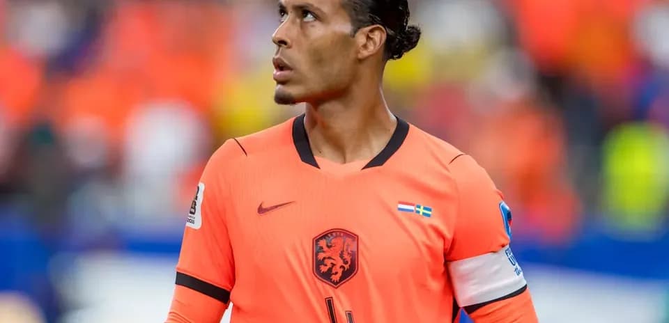Jugador de fútbol en uniforme naranja mirando hacia arriba
