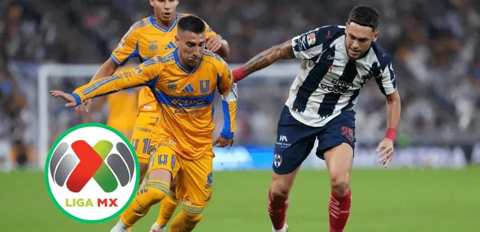 Jugadores de Monterrey y Tigres compitiendo por el balón