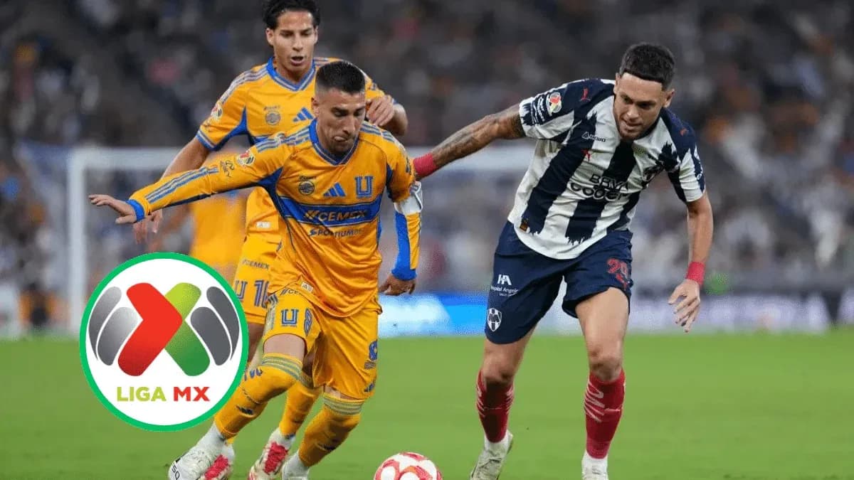 Jugadores de Monterrey y Tigres compitiendo por el balón