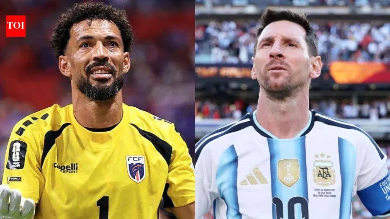 Portero y jugador argentino en acción durante partido