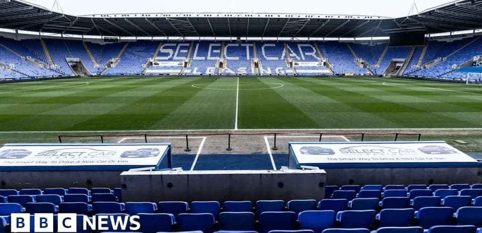Vista del estadio con asientos vacíos y campo de fútbol