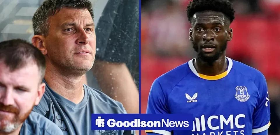 Entrenador y jugador de Everton durante un partido