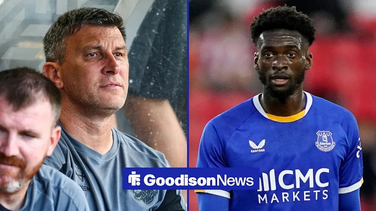 Entrenador y jugador de Everton durante un partido