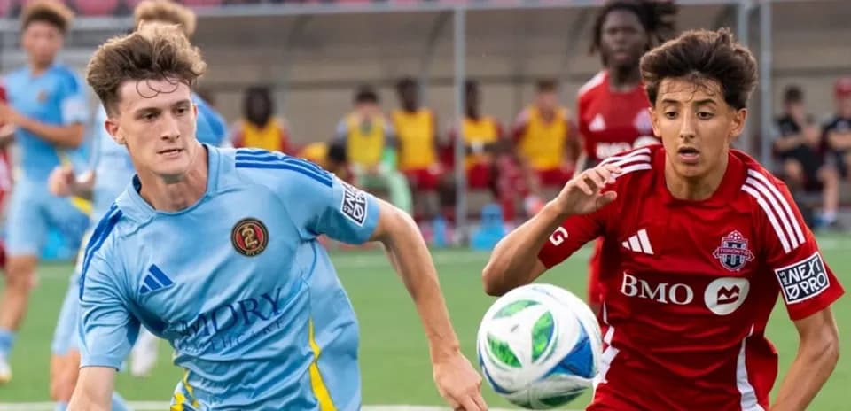 Dos jugadores compitiendo por el balón en partido