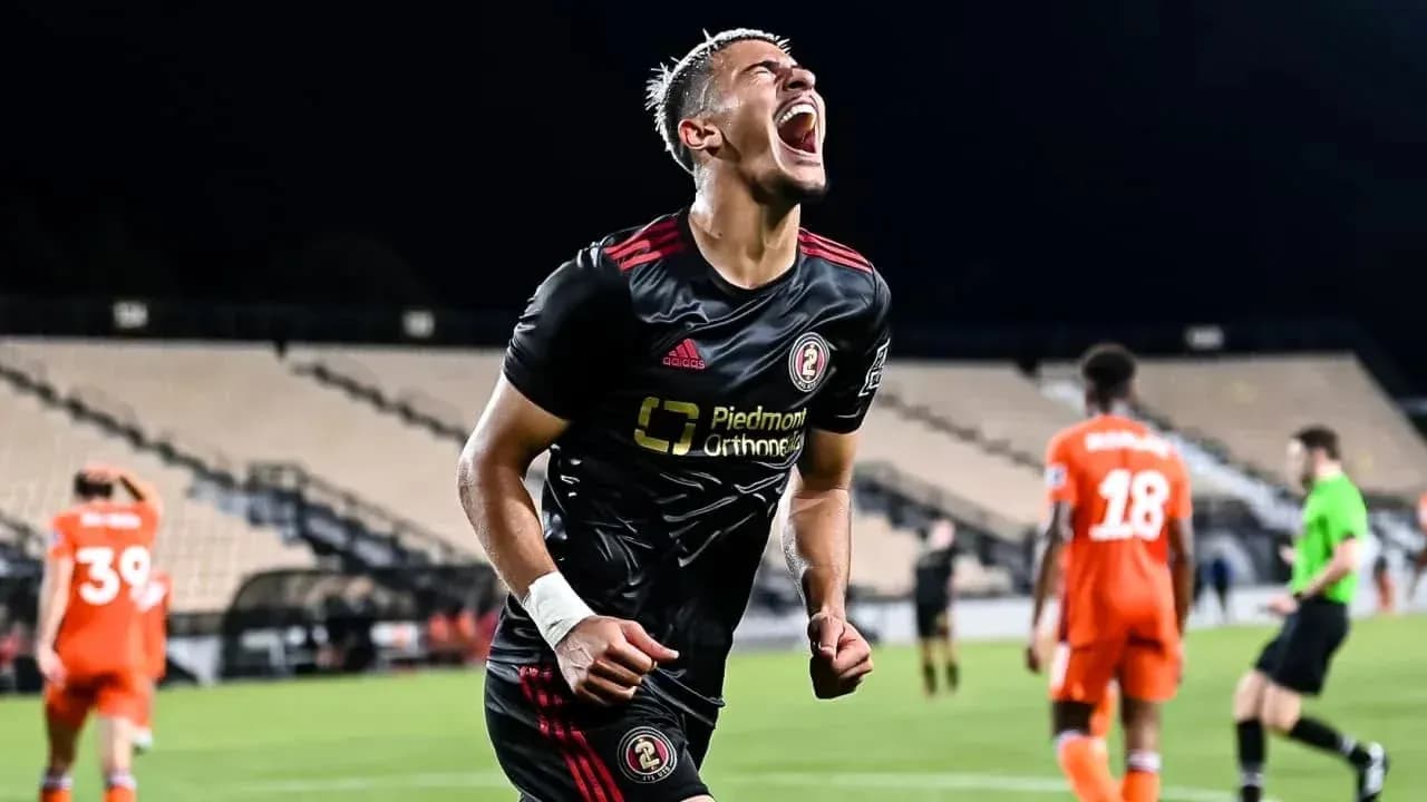 Jugador celebrando un gol de Atlanta United II