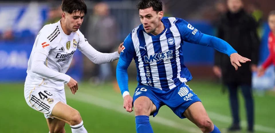 Dos jugadores compitiendo por el balón en el campo