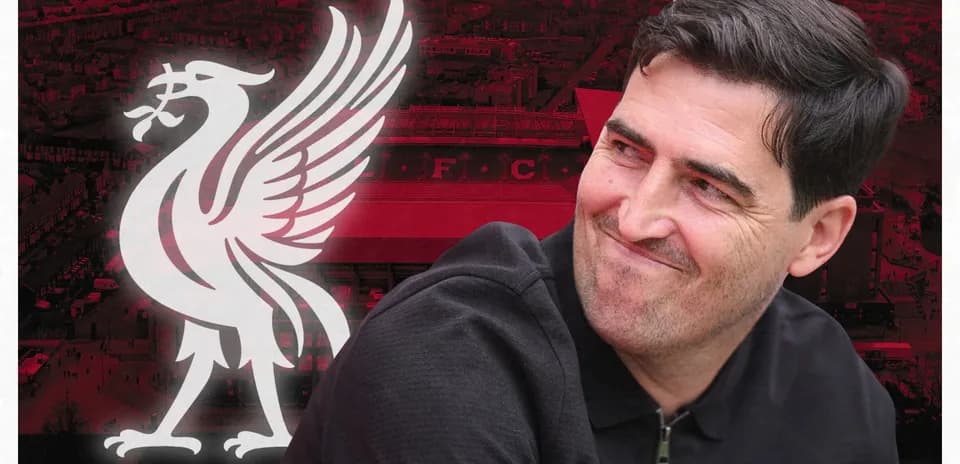Entrenador de Liverpool con fondo del estadio Anfield