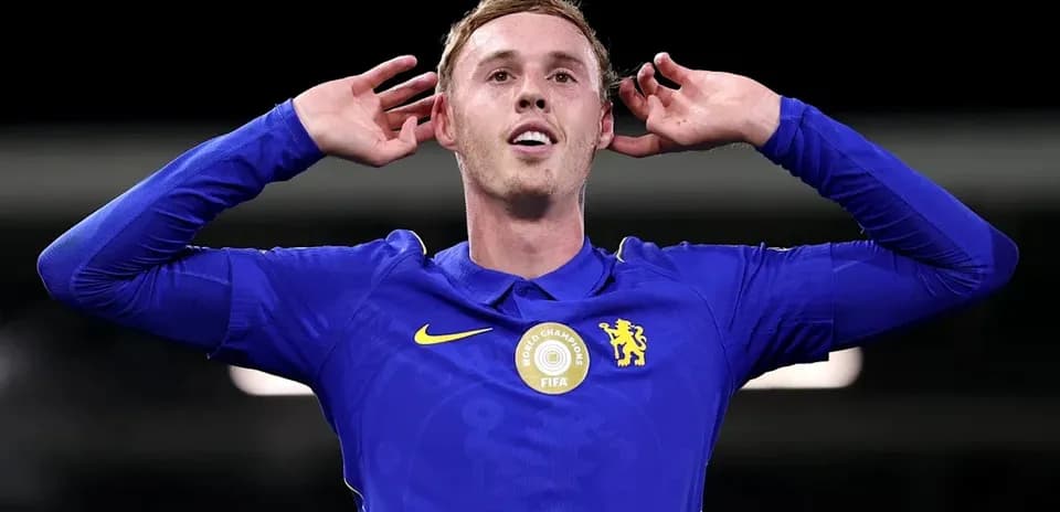 Jugador de Chelsea celebrando un gol con gestos