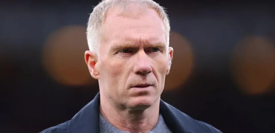 Hombre con mirada seria en el estadio