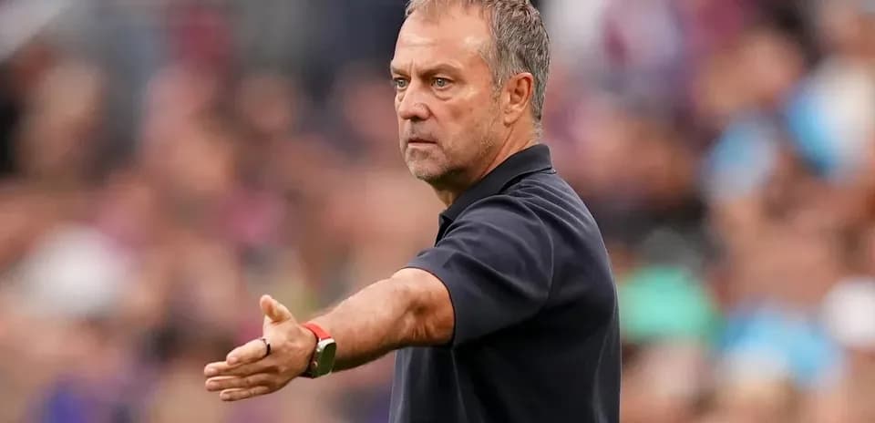 Entrenador dirigiendo desde la línea de banda