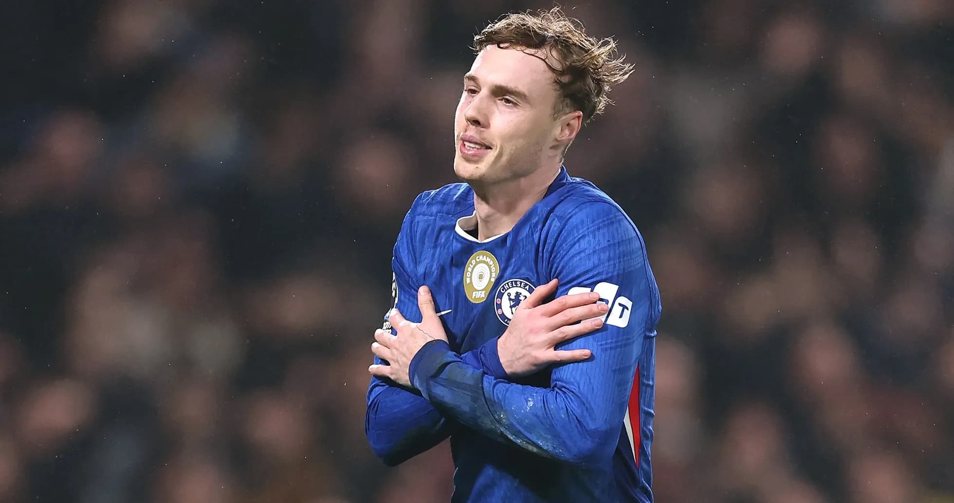 Jugador de Chelsea con camiseta azul en el campo
