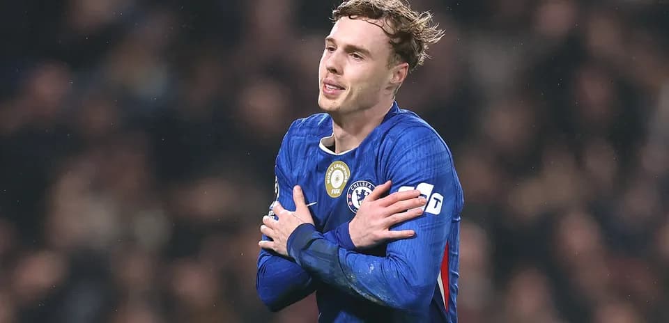 Jugador de Chelsea con camiseta azul en el campo