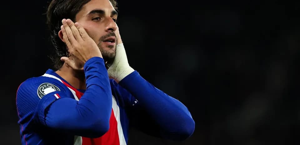Jugador con camiseta azul tocándose la cara