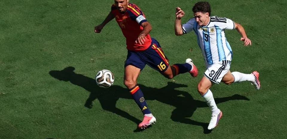 Jugadores corriendo tras el balón en un partido