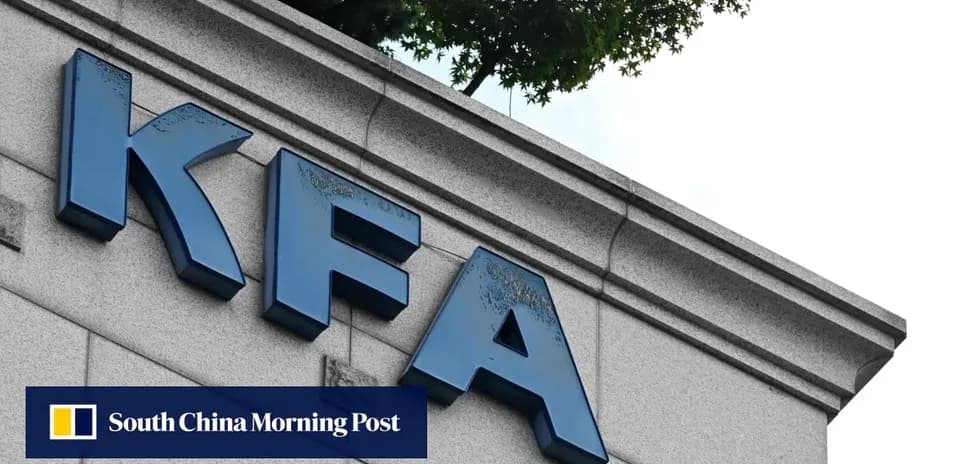 Letrero de KFA en edificio con vegetación