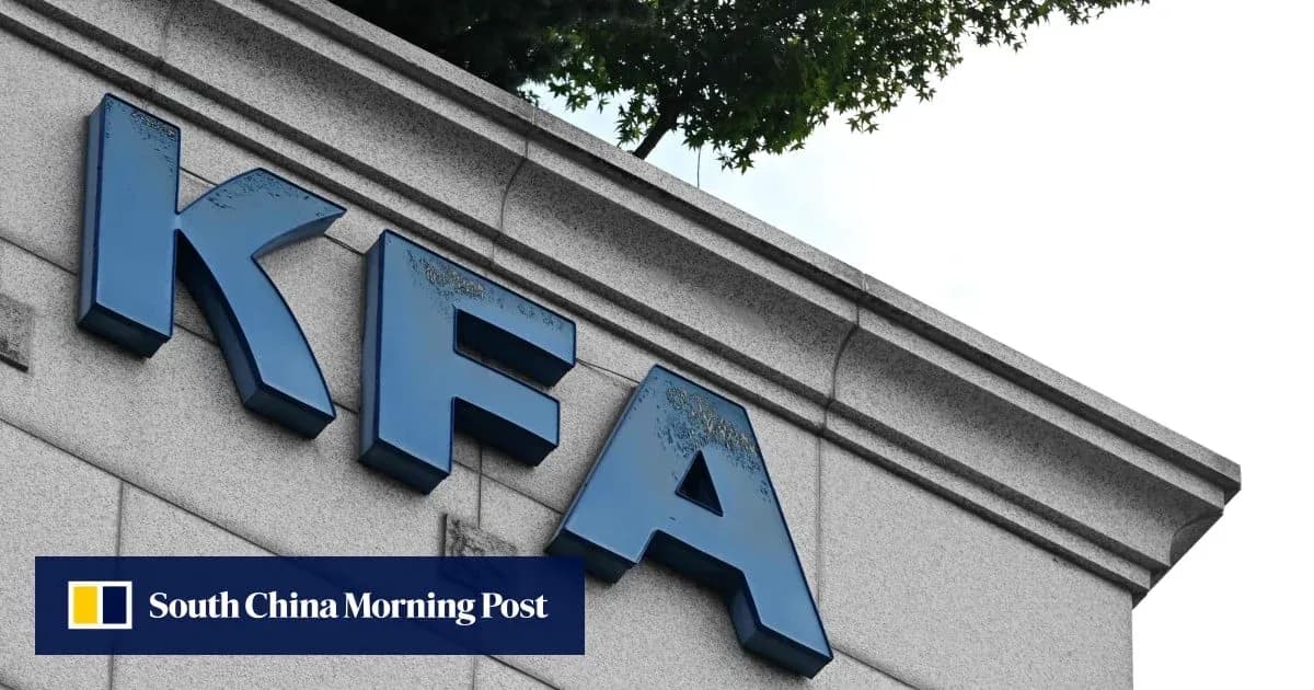Letrero de KFA en edificio con vegetación