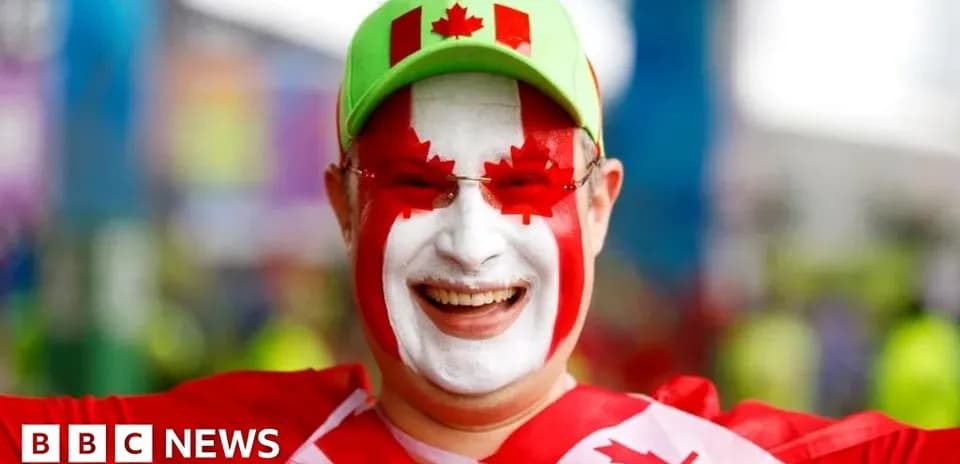 Fan con cara pintada de Canadá durante evento deportivo