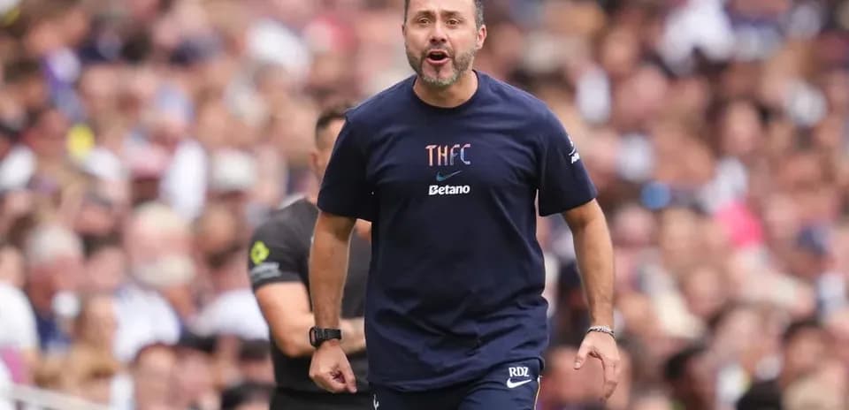 Entrenador dirigiendo al equipo en el partido