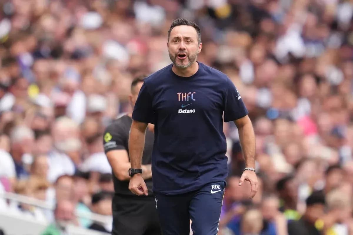 Entrenador dirigiendo al equipo en el partido