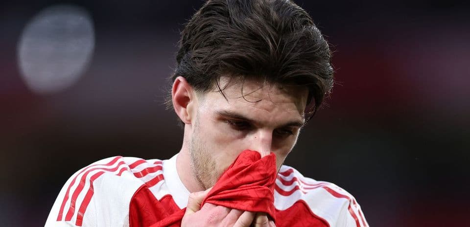Jugador sosteniendo su camiseta con expresión seria