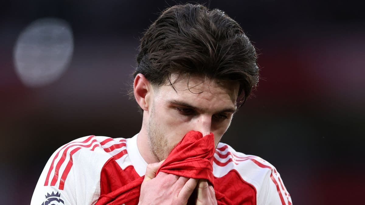 Jugador sosteniendo su camiseta con expresión seria