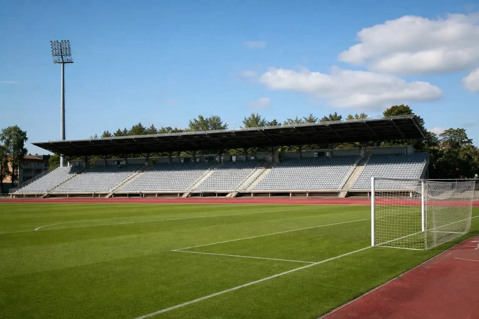 Estadio vacío con gradas y campo de fútbol