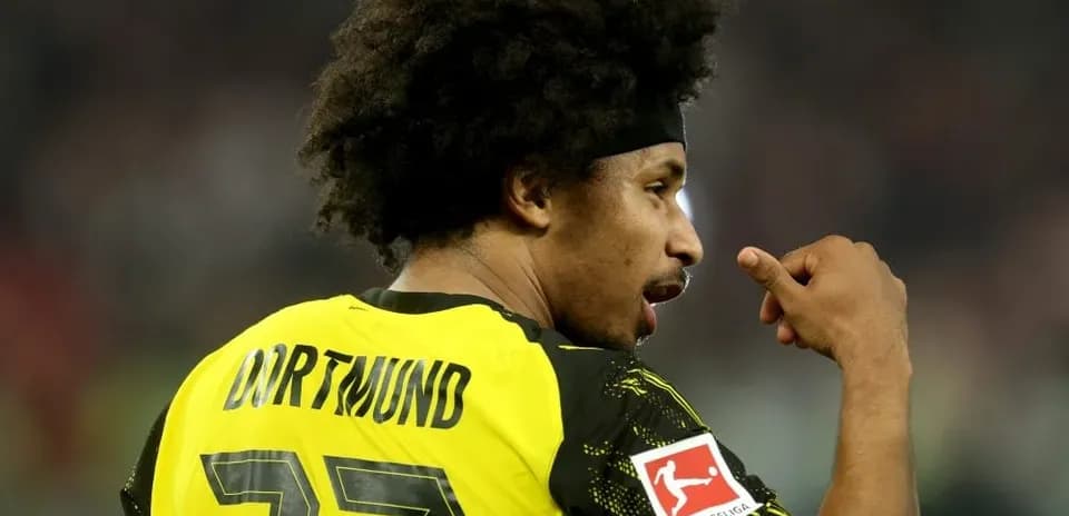 Jugador de Dortmund señalando con la mano
