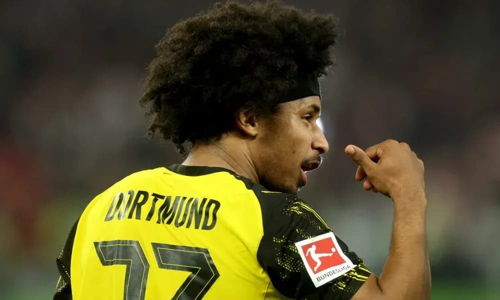 Jugador de Dortmund señalando con la mano