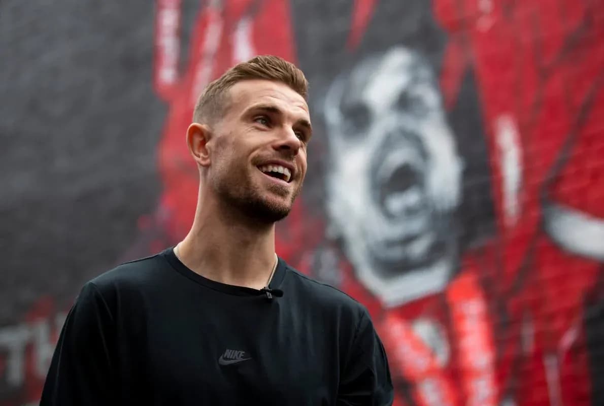 Jugador sonriendo frente a un mural de arte urbano