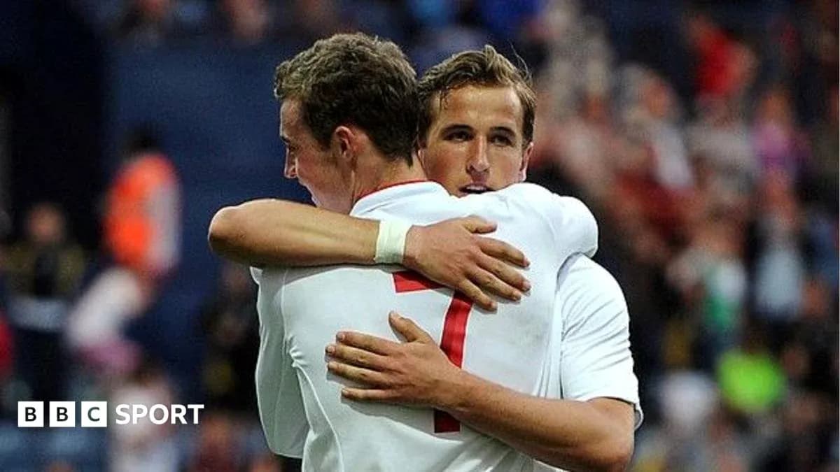 Jugadores de Inglaterra abrazándose en el campo