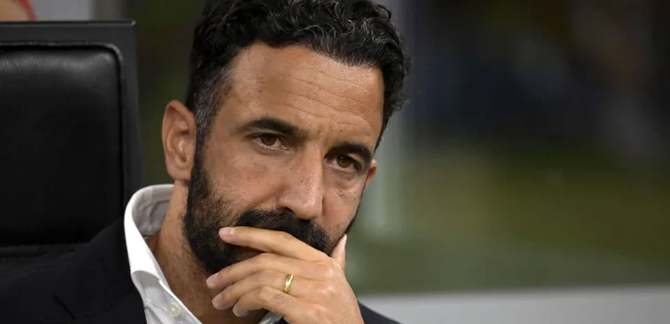 Entrenador pensativo durante el partido en el banquillo