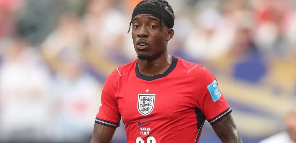 Jugador de Inglaterra en camiseta roja durante partido