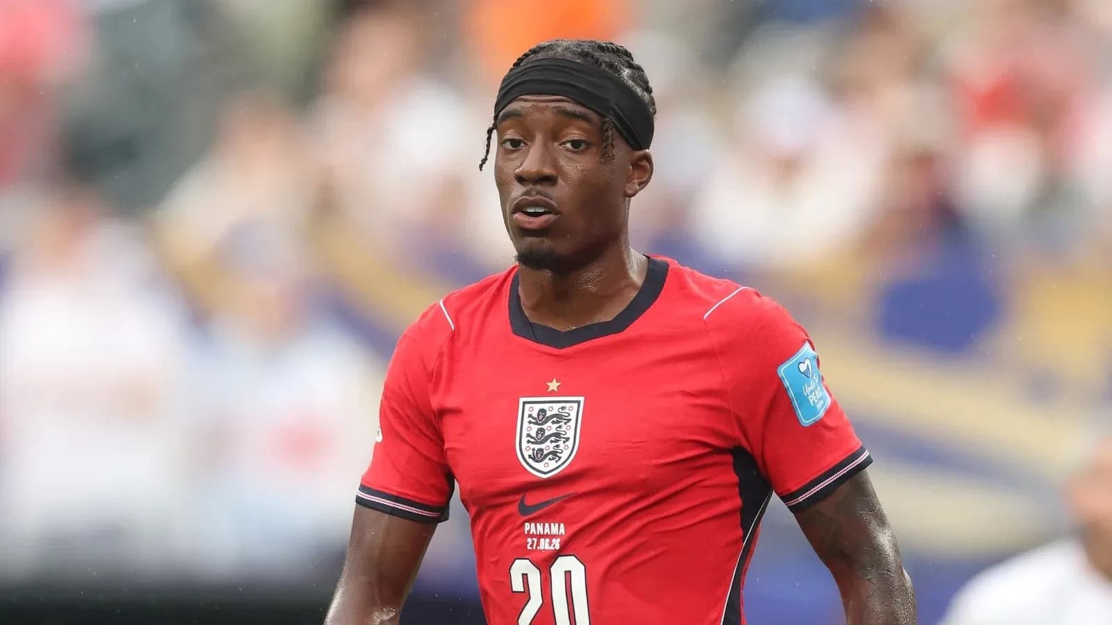 Jugador de Inglaterra en camiseta roja durante partido