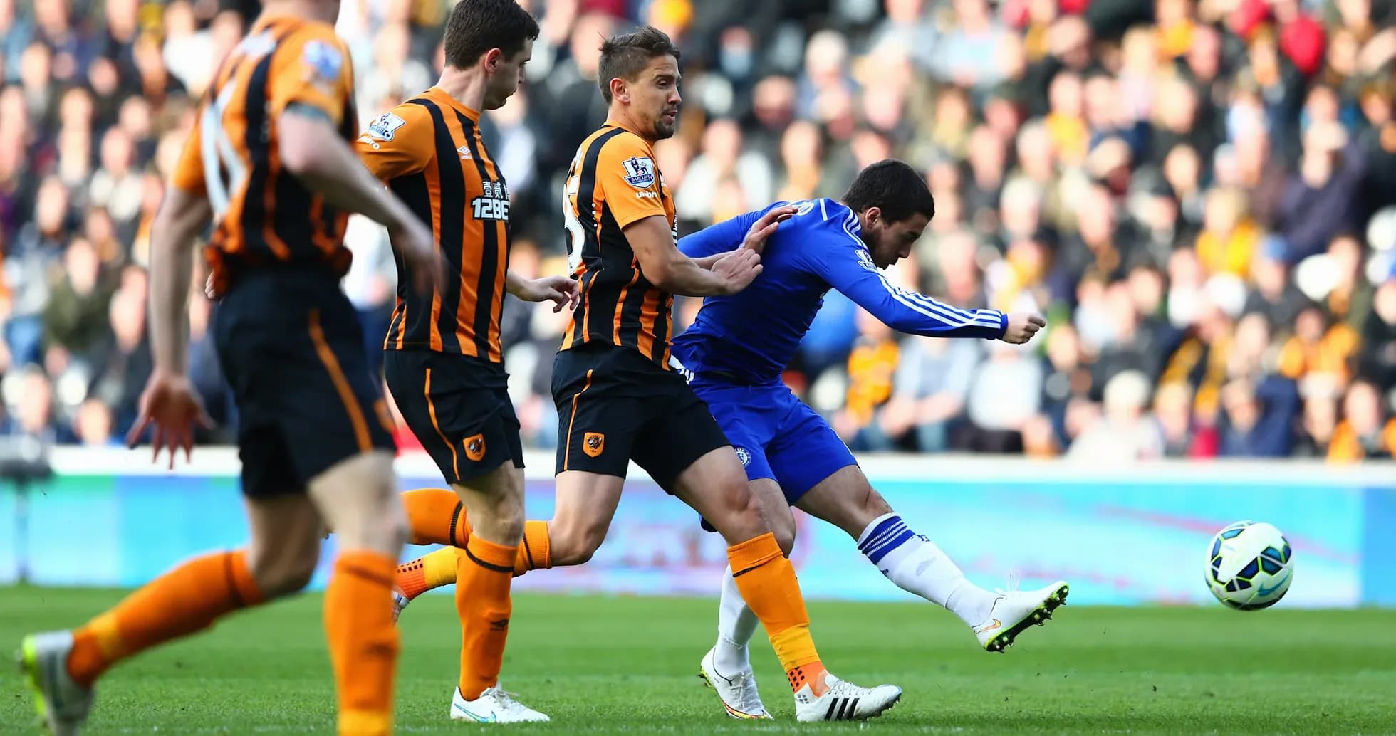 Jugador de Chelsea disparando ante defensa de Hull City
