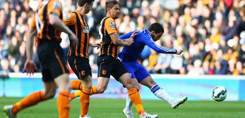 Jugador de Chelsea disparando ante defensa de Hull City