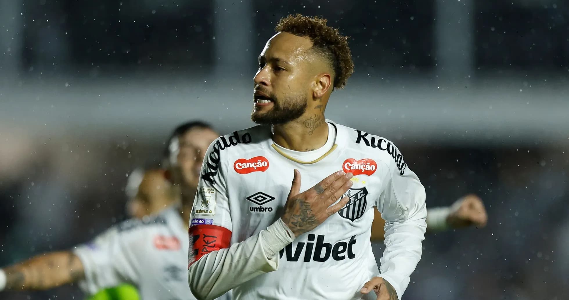 Jugador de Santos celebrando en la lluvia