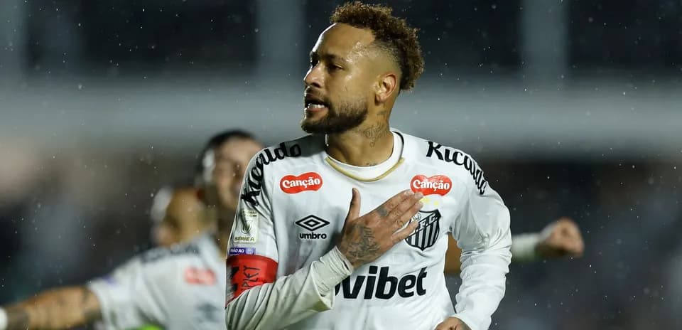 Jugador de Santos celebrando en la lluvia