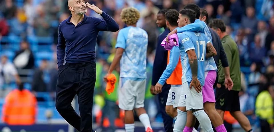 Entrenador de Manchester City saludando a los jugadores