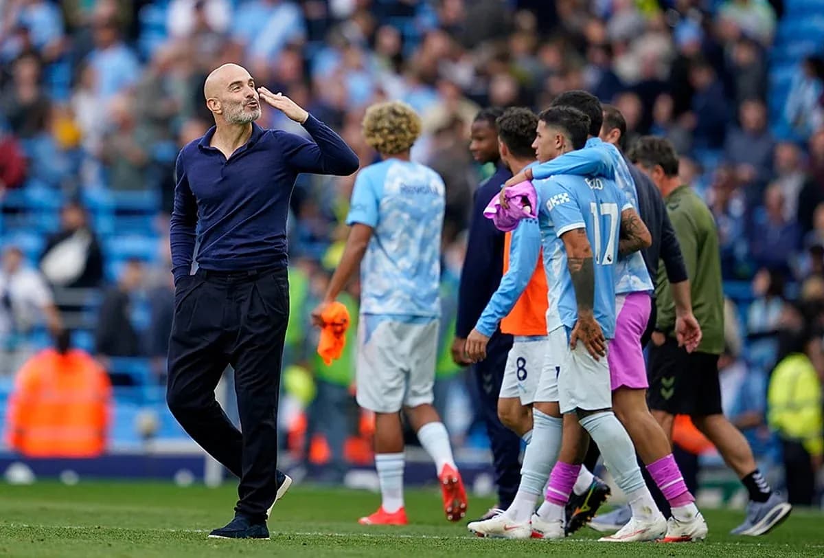 Entrenador de Manchester City saludando a los jugadores Entrenador de Manchester City saludando a los jugadores