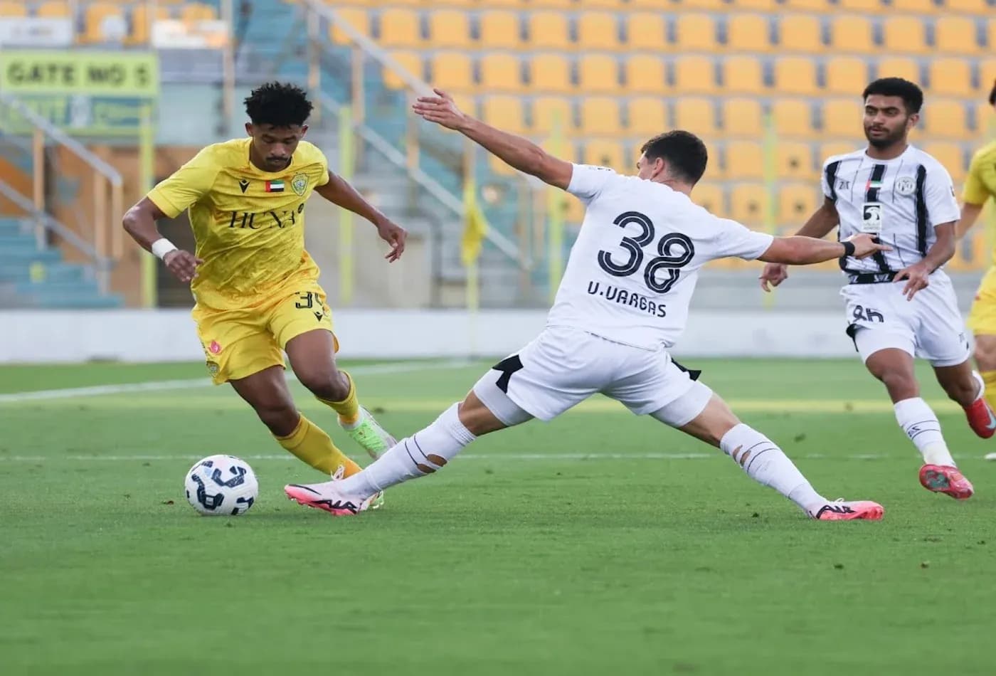 Jugador de Al Wasl U23 driblando a un oponente