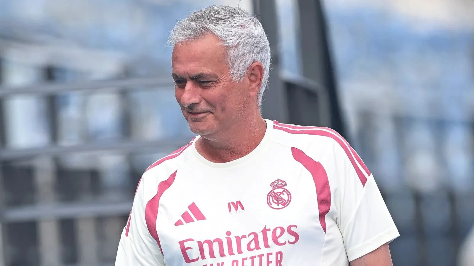Entrenador de Real Madrid durante sesión de entrenamiento