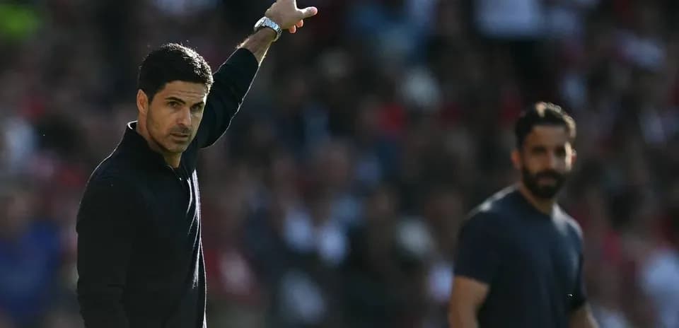 Entrenador dirigiendo desde la línea de banda