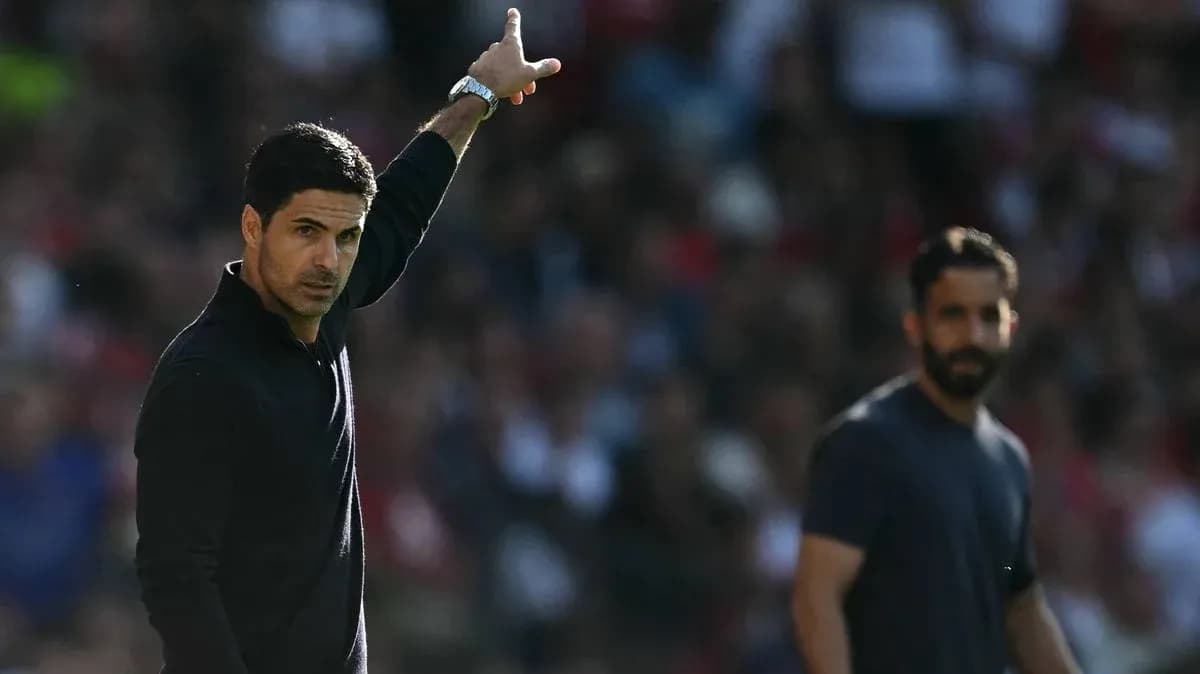 Entrenador dirigiendo desde la línea de banda