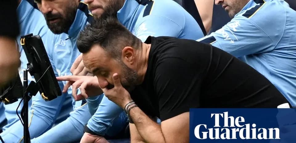 Entrenador preocupado en el banquillo durante el partido